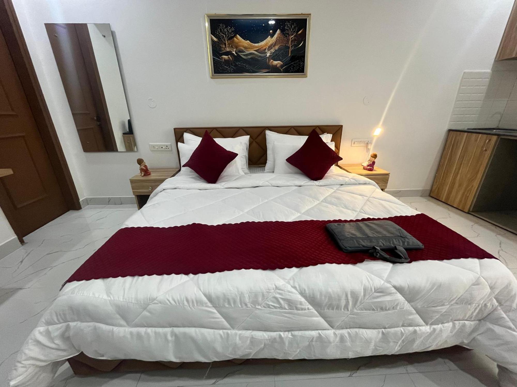 The Lodgers Studio Apartment Infront Of Artemis Hospital Gurugram Gurgaon Esterno foto