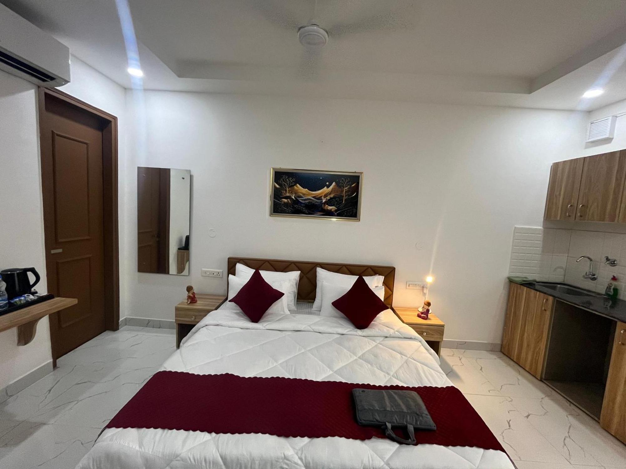 The Lodgers Studio Apartment Infront Of Artemis Hospital Gurugram Gurgaon Esterno foto
