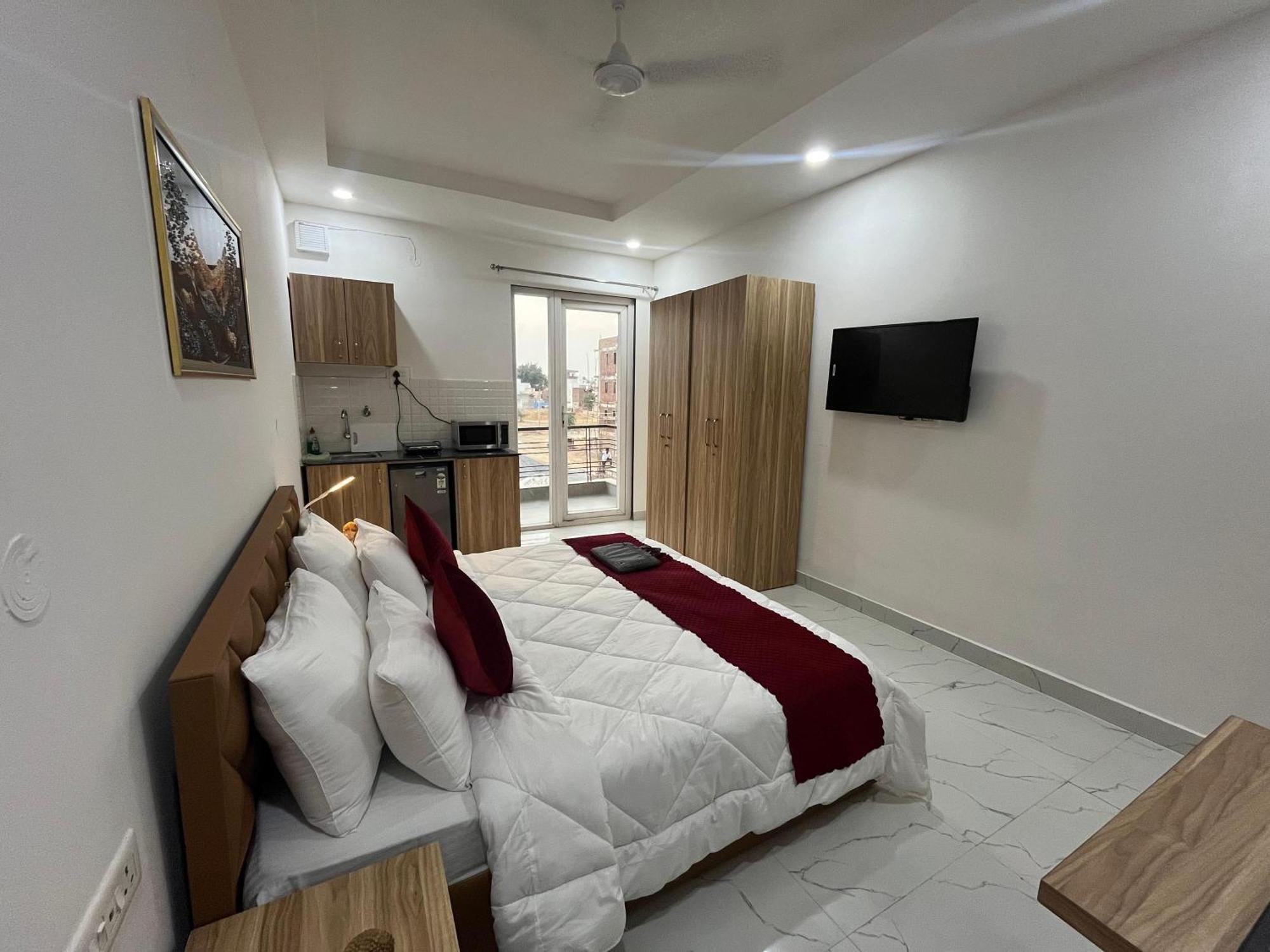 The Lodgers Studio Apartment Infront Of Artemis Hospital Gurugram Gurgaon Esterno foto