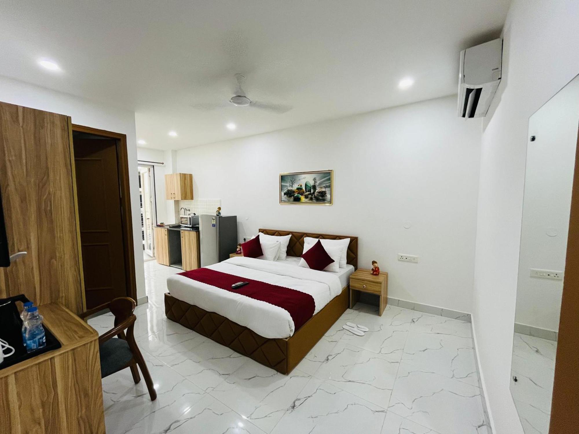 The Lodgers Studio Apartment Infront Of Artemis Hospital Gurugram Gurgaon Esterno foto