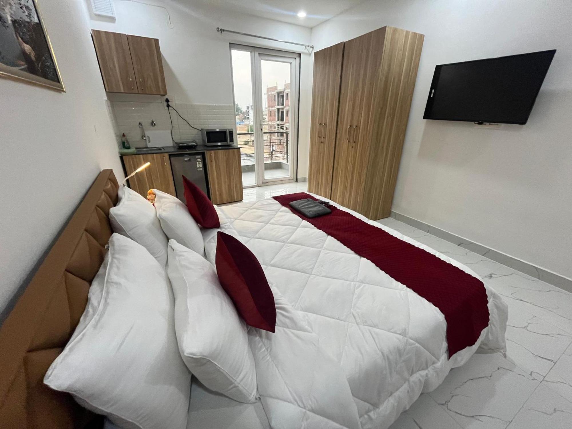 The Lodgers Studio Apartment Infront Of Artemis Hospital Gurugram Gurgaon Esterno foto