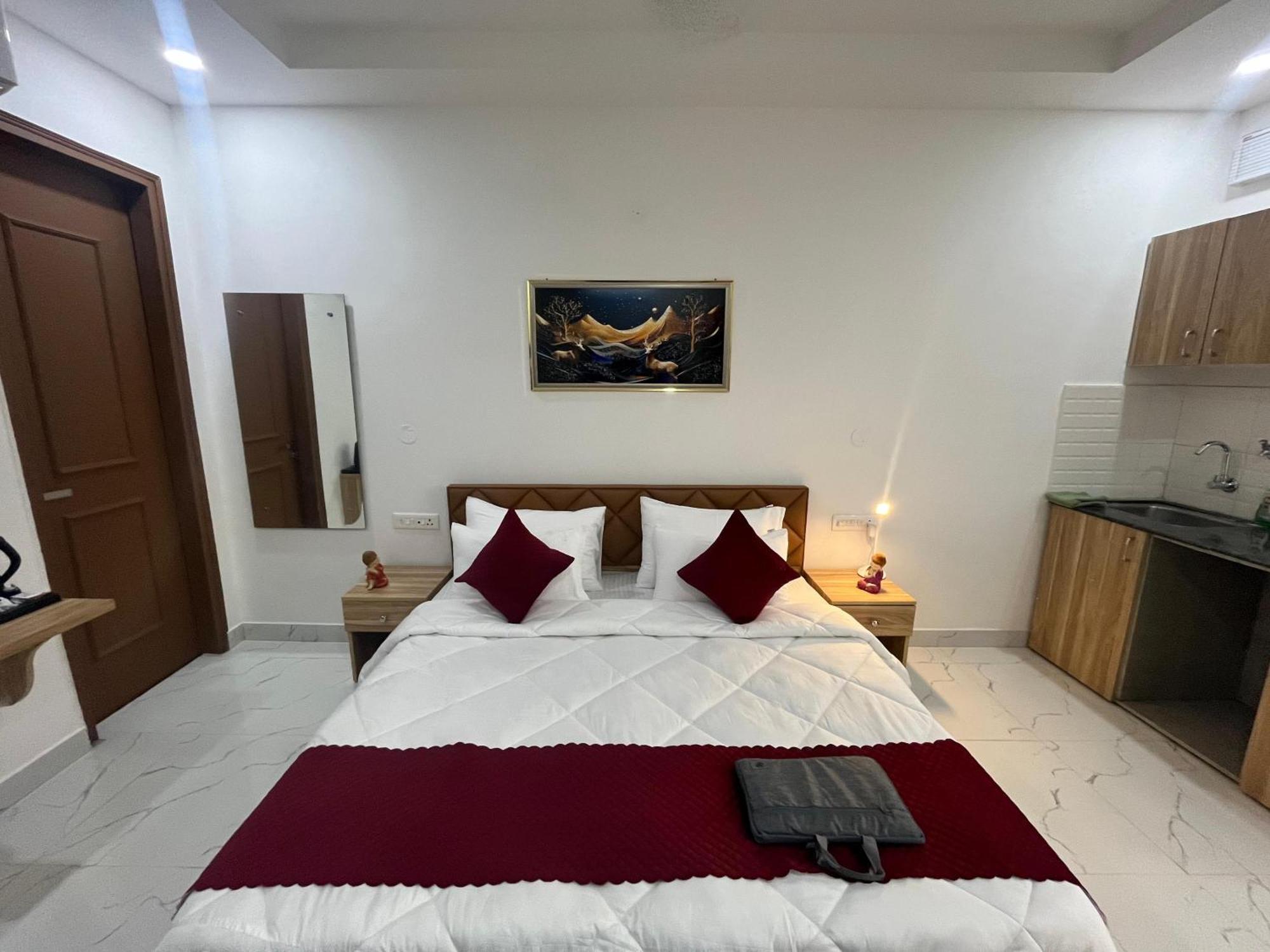 The Lodgers Studio Apartment Infront Of Artemis Hospital Gurugram Gurgaon Esterno foto