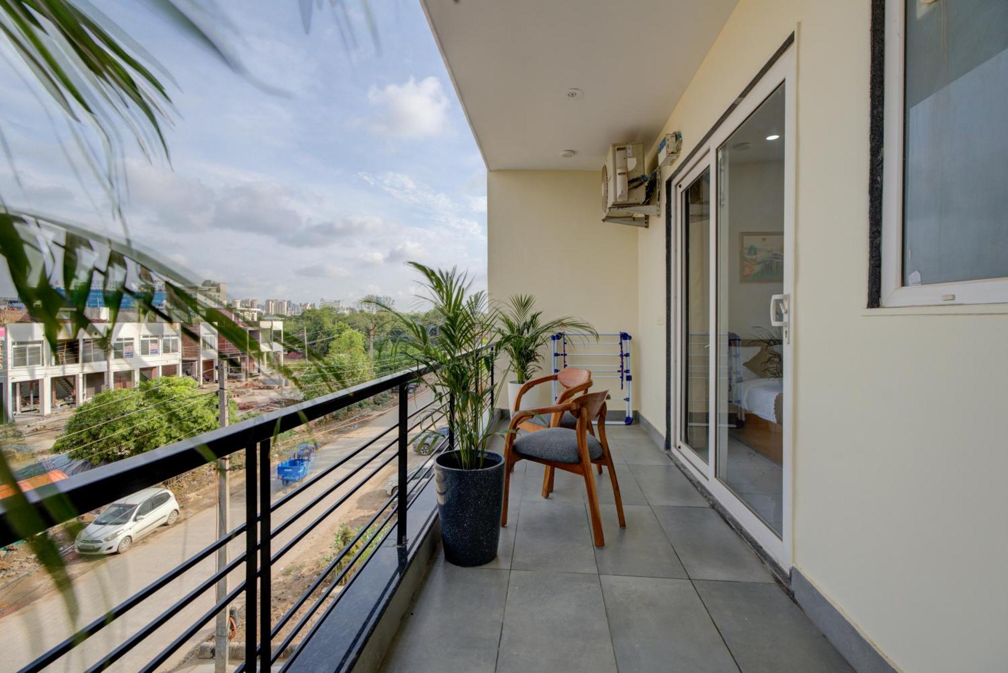 The Lodgers Studio Apartment Infront Of Artemis Hospital Gurugram Gurgaon Esterno foto