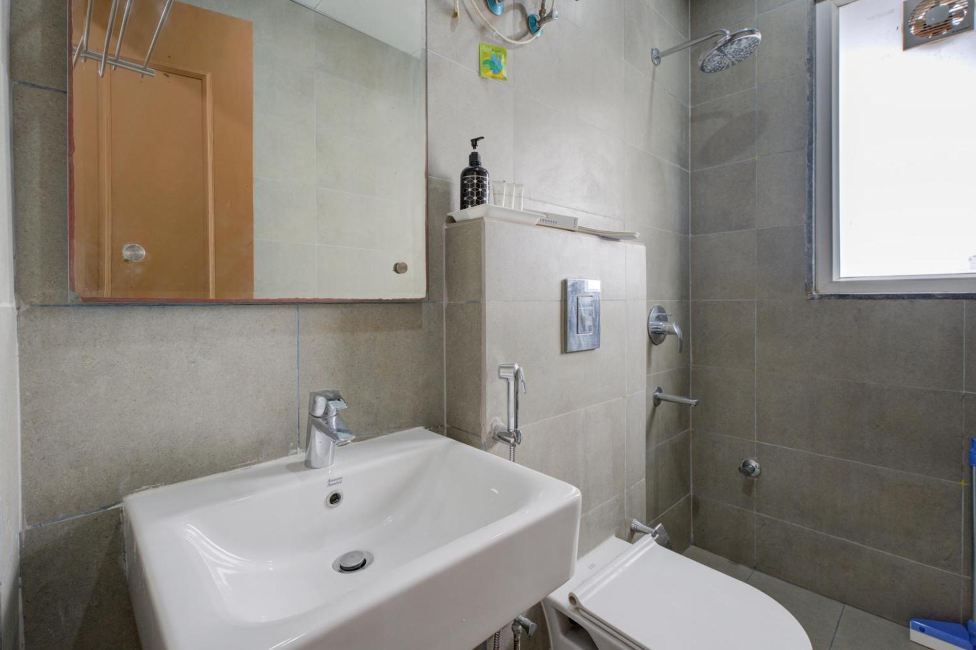 The Lodgers Studio Apartment Infront Of Artemis Hospital Gurugram Gurgaon Esterno foto
